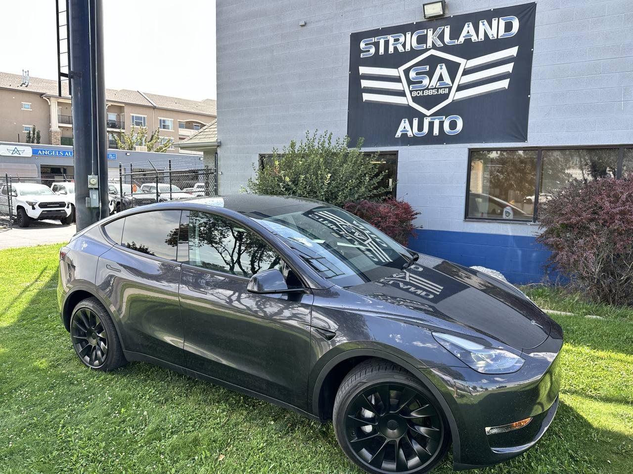Used 2024 Tesla Model Y Long Range AWD/4WD image 2