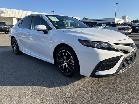 Used 2023 Toyota Camry SE image 2