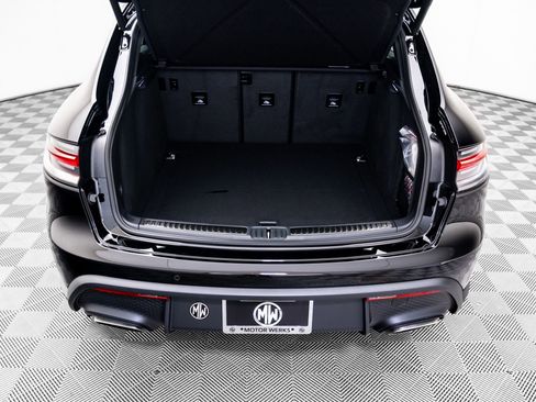 Used 2025 Porsche Macan image 29