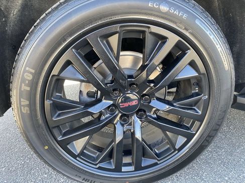 Used 2023 GMC Yukon SLE image 33