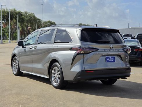 Used 2026 Toyota Sienna XLE FWD image 7
