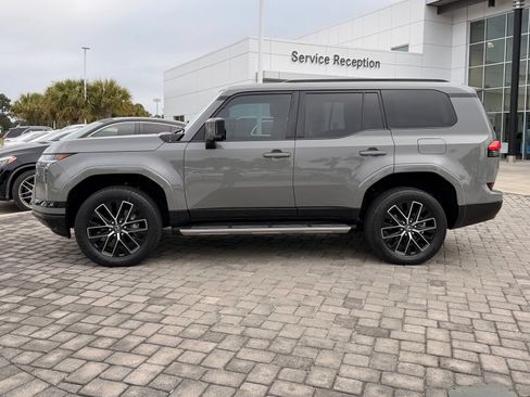 Used 2024 Lexus GX 550 w/ Accessory Package (2T) AWD/4WD image 12