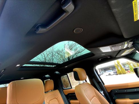 Used 2024 Land Rover Defender 110 V8 image 14