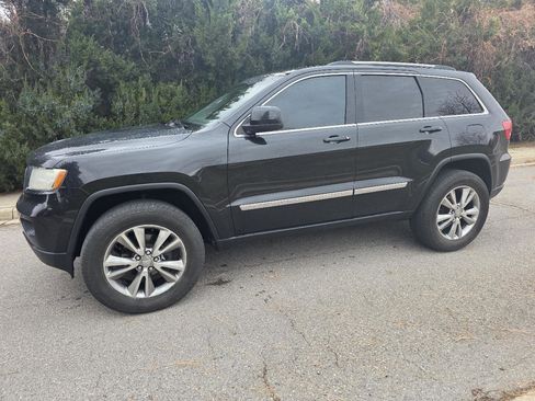 Used 2013 Jeep Grand Cherokee Laredo image 1