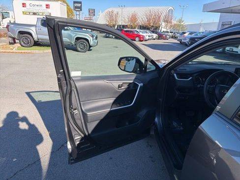 Used 2021 Toyota RAV4 LE image 10