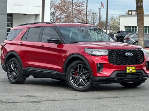 Used 2025 Ford Explorer ST image 2
