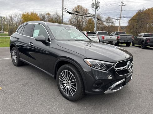 Used 2025 Mercedes-Benz GLC 300 4MATIC image 2