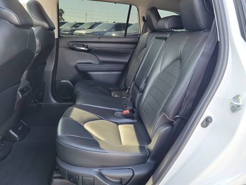 Used 2021 Toyota Highlander XLE FWD image 25