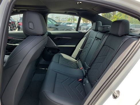 New 2026 BMW i5 eDrive40 w/ Convenience Package RWD image 15