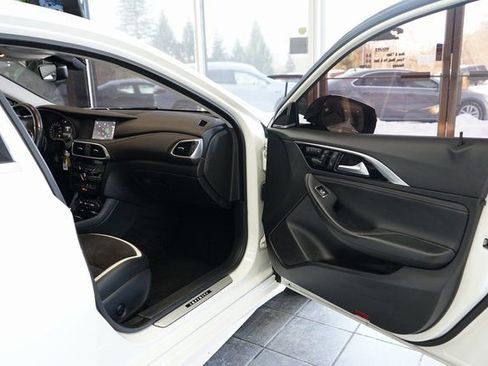 Used 2018 INFINITI QX30 Sport w/ Cargo Package image 38