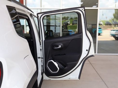 Used 2019 Jeep Renegade Latitude FWD image 37