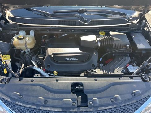 Used 2018 Chrysler Pacifica Touring-L image 10