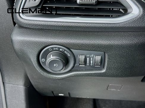 Used 2022 Chrysler Pacifica Limited w/ Uconnect Theater Family Group image 12