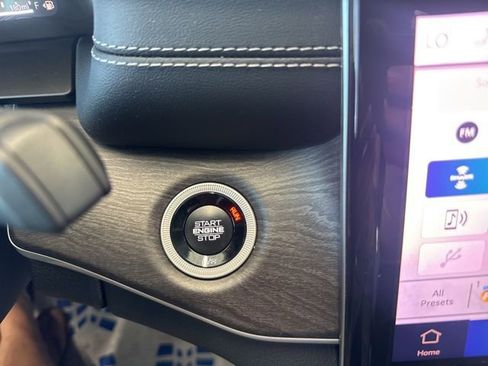 Used 2025 Jeep Grand Cherokee L Limited w/ Luxury Tech Group II image 36