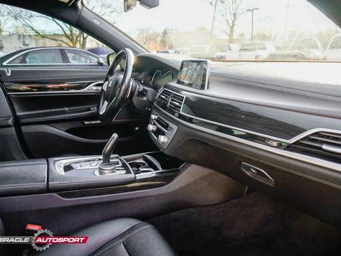 Used 2018 BMW 740i image 31