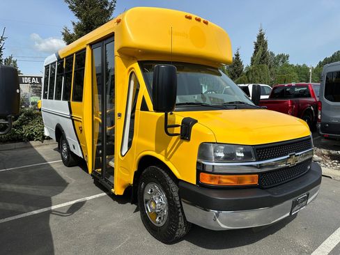 Used 2014 Chevrolet Express 3500 RWD image 2