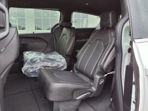 New 2026 Chrysler Pacifica Select image 5