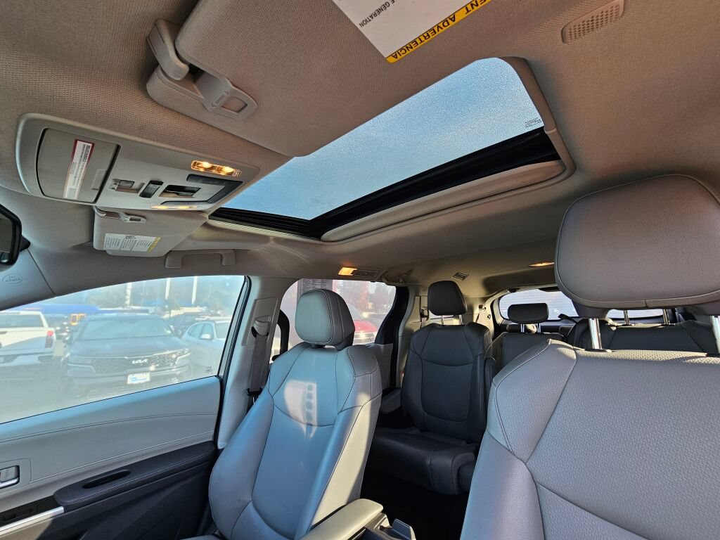 Used 2021 Toyota Sienna XLE FWD image 23