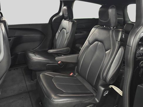 Used 2025 Chrysler Pacifica Select FWD image 18