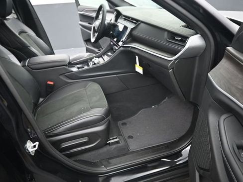 New 2026 Jeep Grand Cherokee Laredo image 17