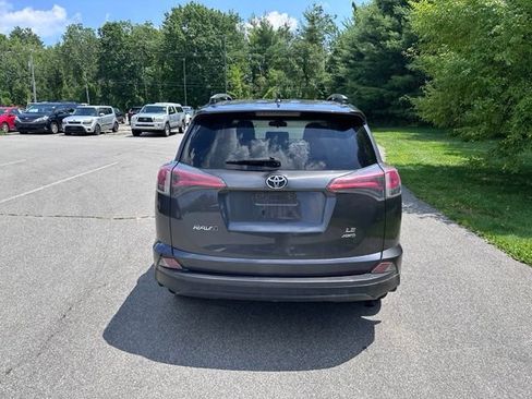 Used 2018 Toyota RAV4 LE AWD/4WD image 4