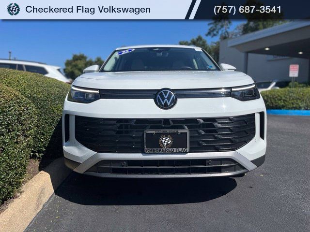 Used 2025 Volkswagen Tiguan SE FWD image 12