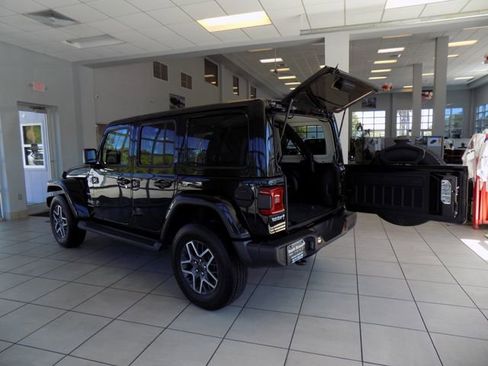 Certified 2024 Jeep Wrangler Unlimited Sahara w/ Technology Group AWD/4WD image 6