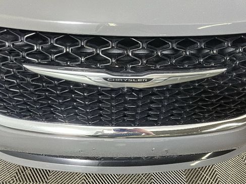 Used 2021 Chrysler Pacifica Touring-L FWD image 9