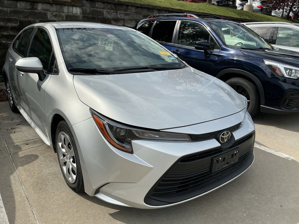 Used 2025 Toyota Corolla LE FWD image 8