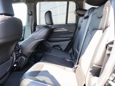 New 2025 Jeep Grand Cherokee Altitude image 18