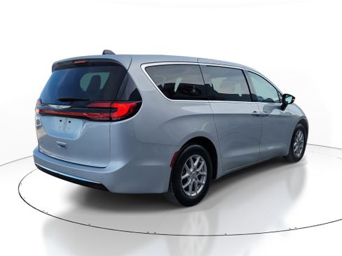Used 2024 Chrysler Pacifica Touring-L image 4