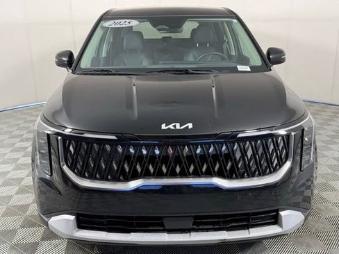 Used 2025 Kia Carnival image 11