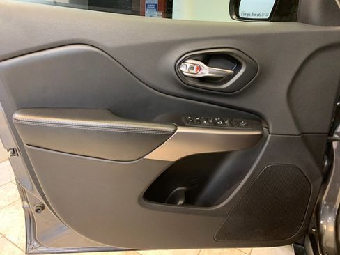 Used 2019 Jeep Cherokee Latitude Plus AWD/4WD image 15