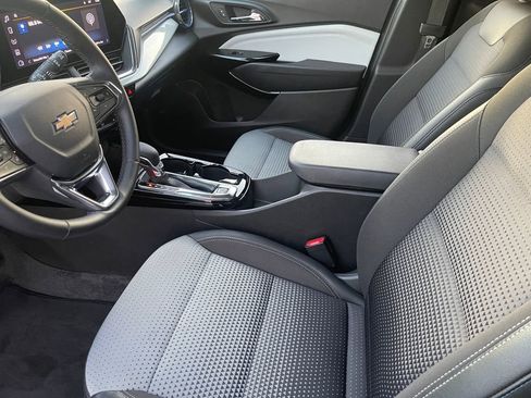 Used 2025 Chevrolet Trax LT w/ LT Convenience Package image 9