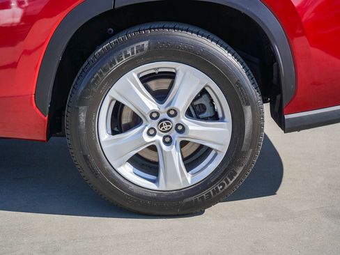 Used 2021 Toyota Highlander LE image 6