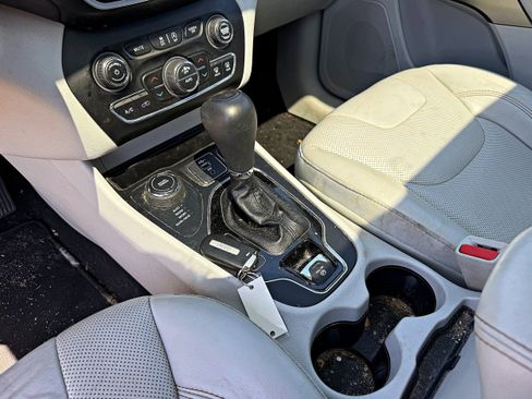 Used 2019 Jeep Cherokee Limited image 18