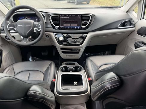 Certified 2024 Chrysler Pacifica Touring-L FWD image 2