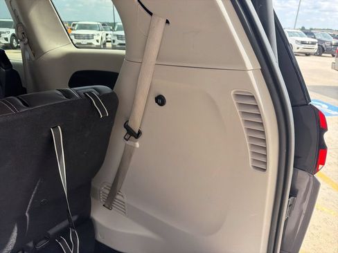 Used 2023 Chrysler Pacifica Touring-L FWD image 23