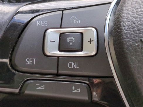 Used 2016 Volkswagen Golf Limited Edition image 31