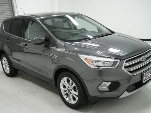 Used 2017 Ford Escape SE FWD image 3