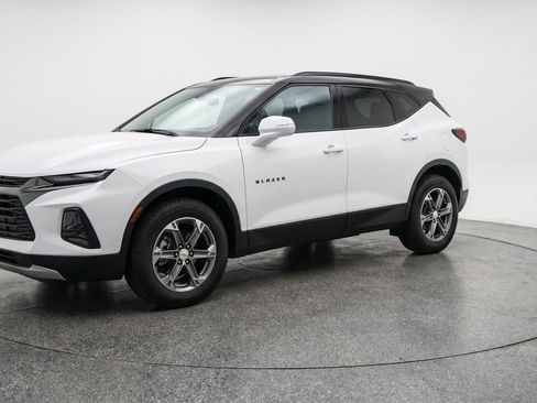 Used 2025 Chevrolet Blazer LT FWD image 3
