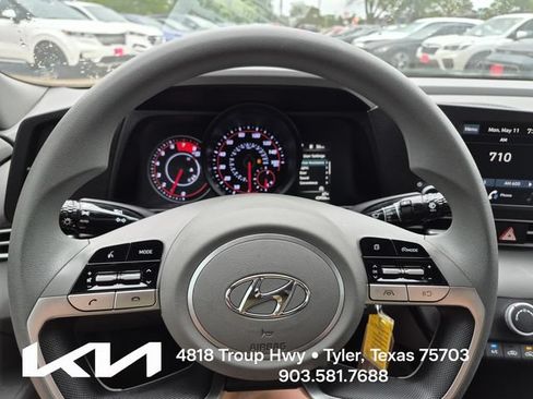 Used 2022 Hyundai Elantra SE FWD image 24