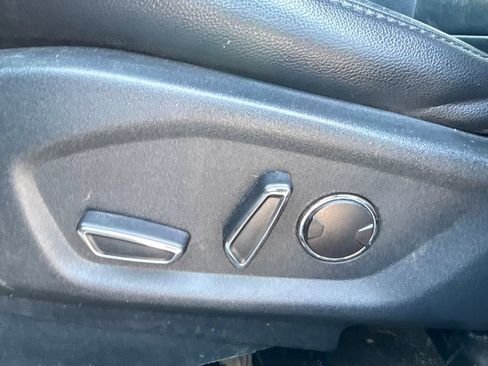 Used 2018 Ford Explorer XLT w/ Equipment Group 202A AWD/4WD image 11