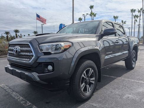 Used 2017 Toyota Tacoma TRD Sport image 8