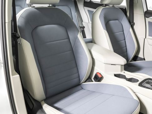 Used 2025 Volkswagen Jetta SE w/ Sunroof Package FWD image 46