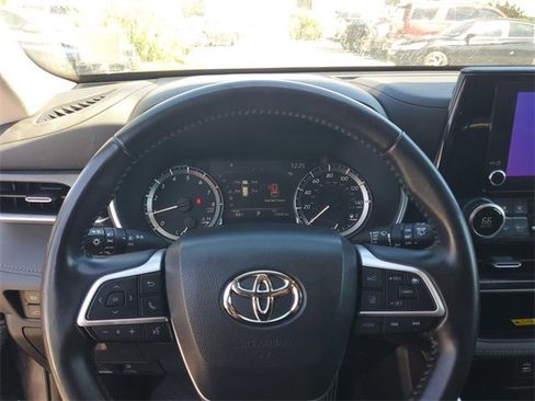 Used 2023 Toyota Highlander L image 18