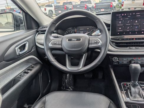 Used 2022 Jeep Compass Latitude AWD/4WD image 17