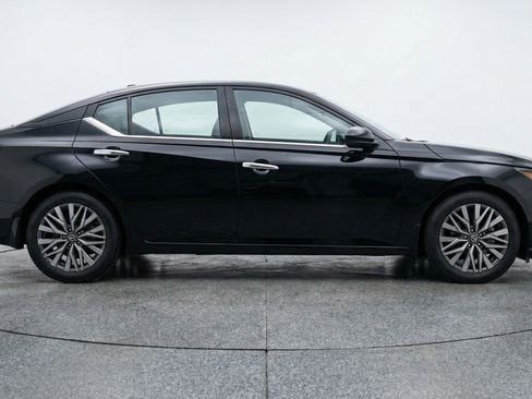 Used 2025 Nissan Altima 2.5 SV image 11