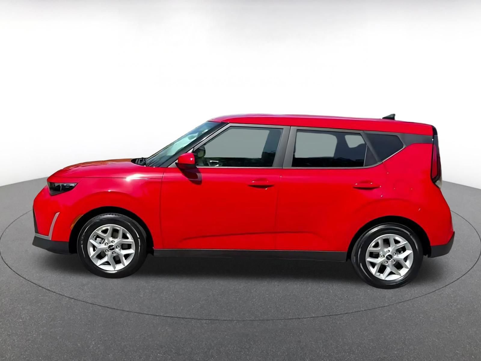 Used 2025 Kia Soul LX w/ LX Technology Package FWD image 7