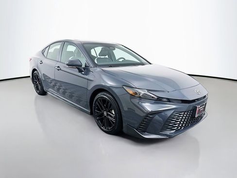 Used 2025 Toyota Camry SE image 3